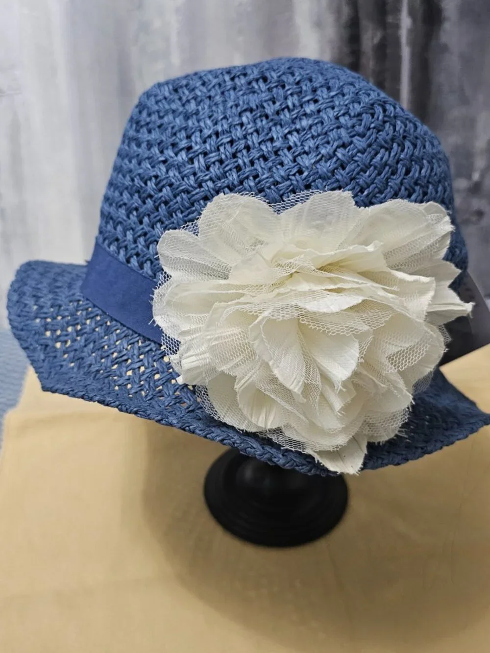 NEW D&Y Hand Block Crafted Blue Straw Fedora w/ Oversized White Flower One Size - Picture 2 of 6